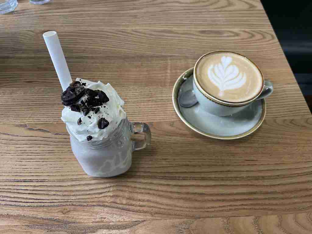 Oreo milkshake with vanilla latte at the cakery